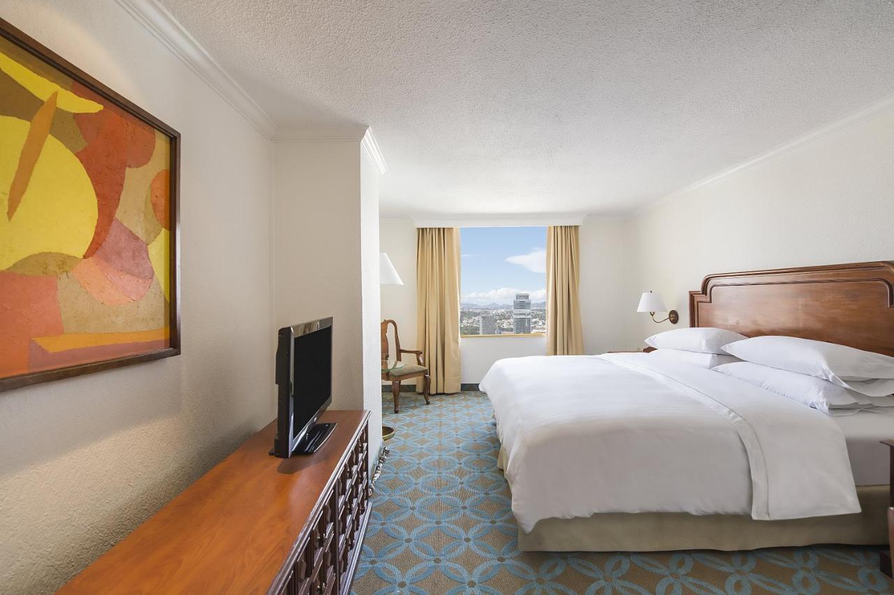 Fiesta Americana Reforma Mexiko-Stadt Exterior foto A guest room at the Hilton San Francisco