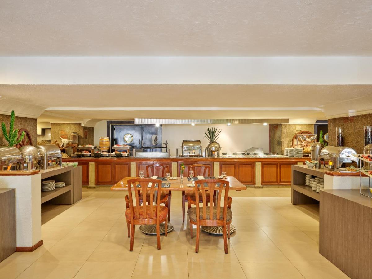 Fiesta Americana Reforma Mexiko-Stadt Exterior foto The buffet at the hotel