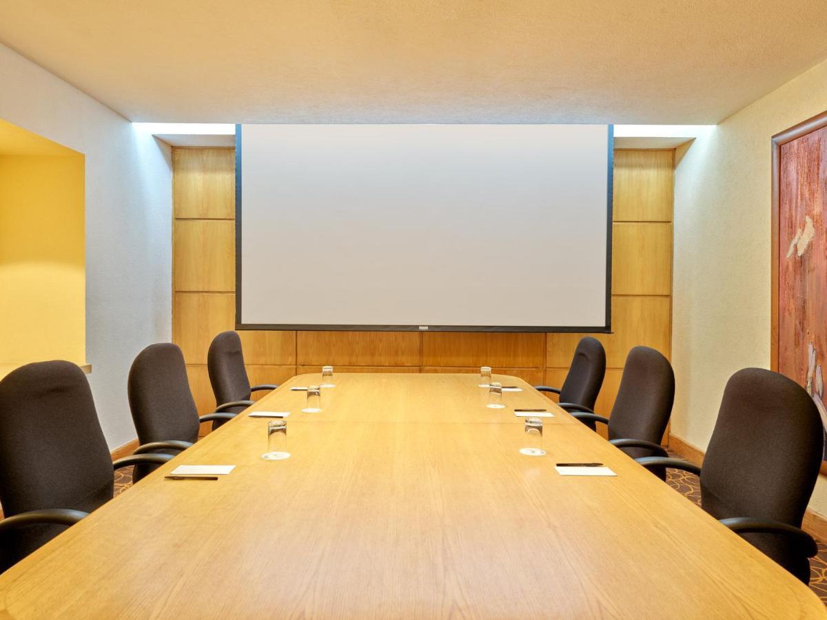 Fiesta Americana Reforma Mexiko-Stadt Exterior foto A projection screen in a meeting room