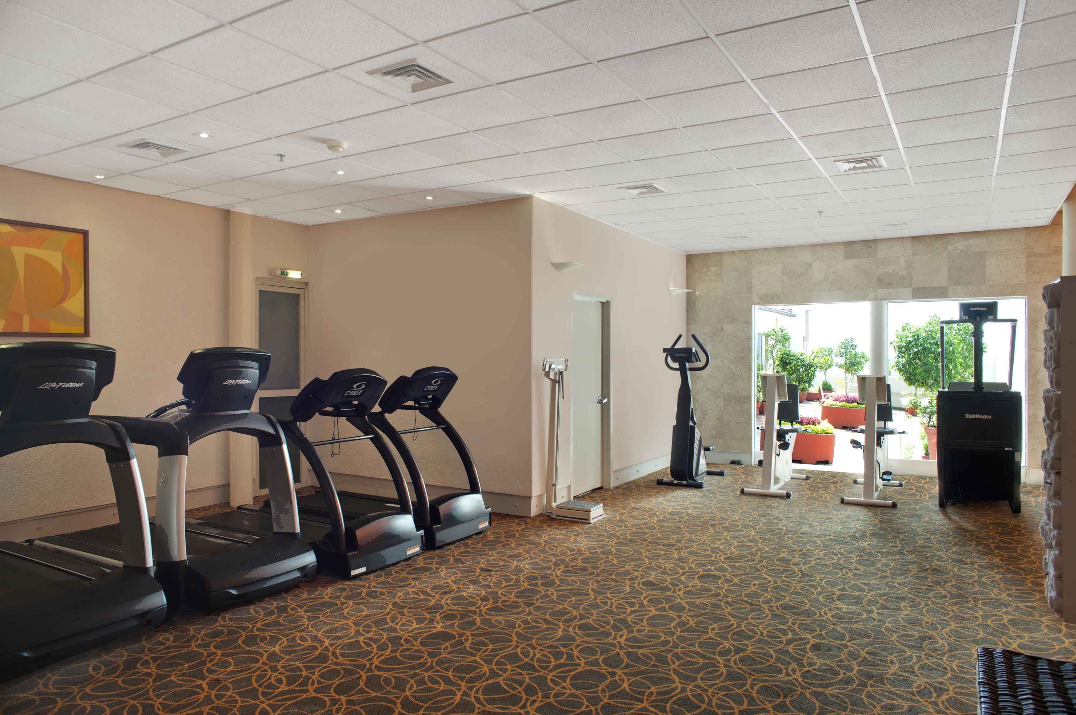 Fiesta Americana Reforma Mexiko-Stadt Exterior foto The gym at the hotel