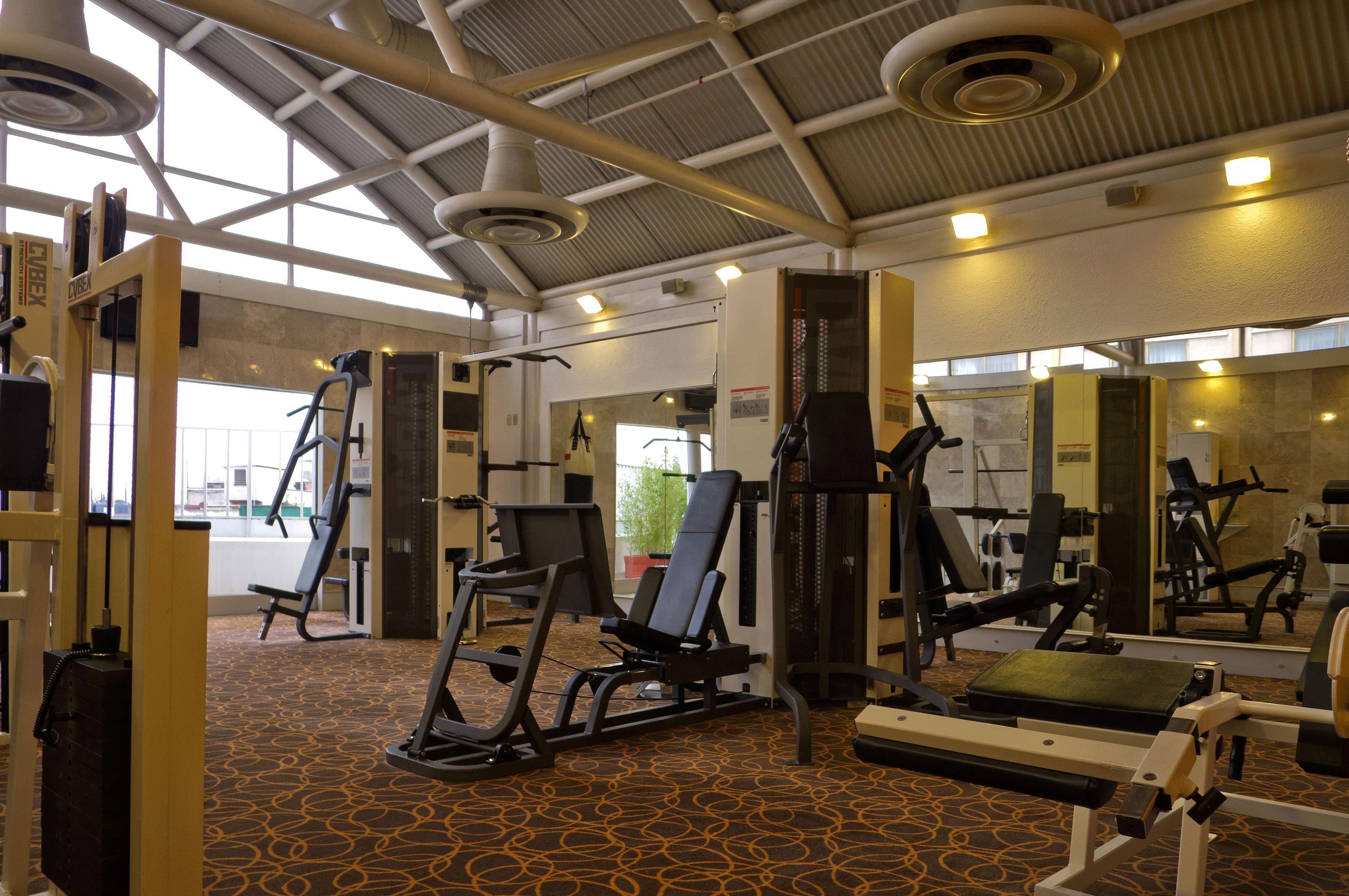 Fiesta Americana Reforma Mexiko-Stadt Exterior foto The gym at the hotel