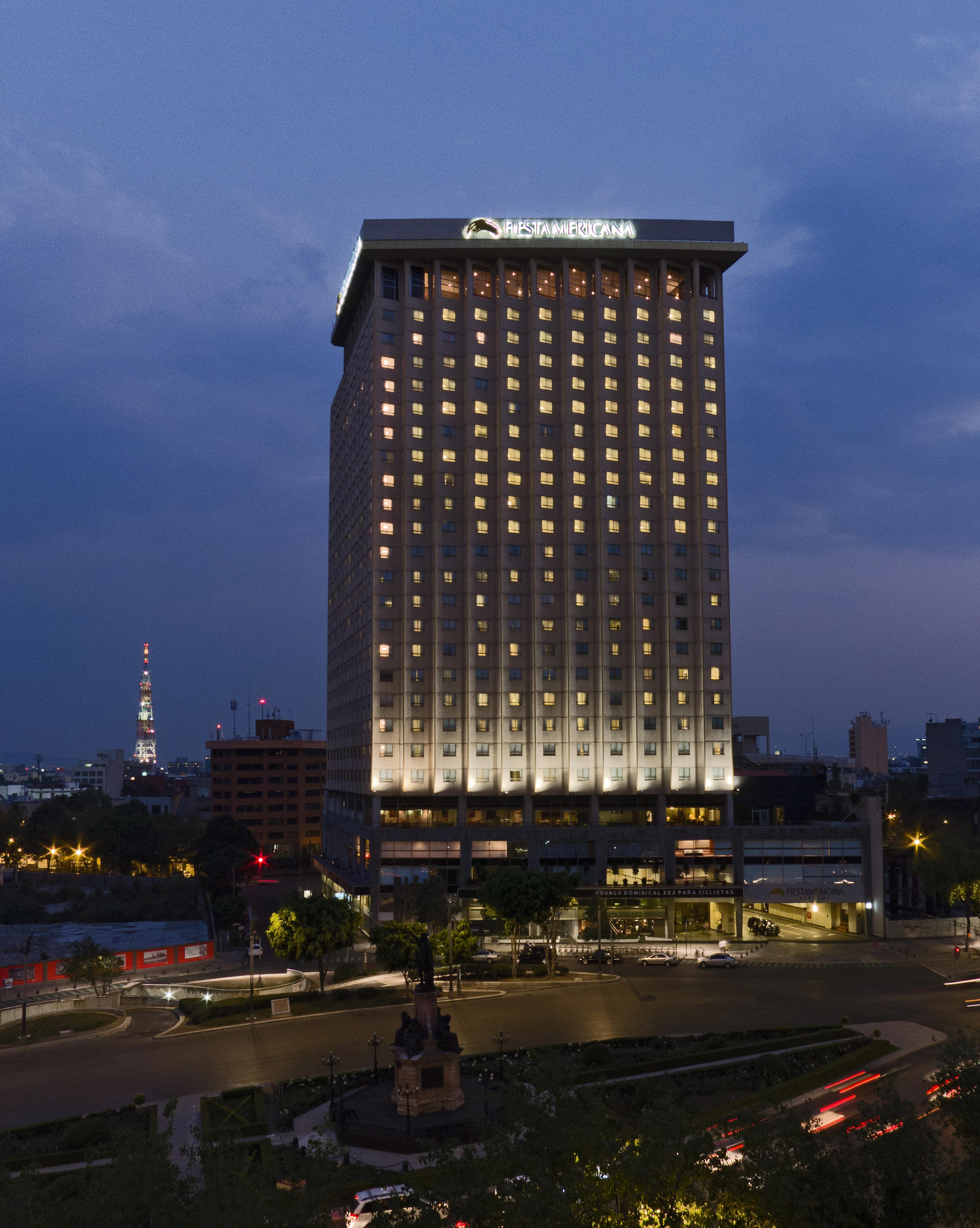 Fiesta Americana Reforma Mexiko-Stadt Exterior foto The hotel at night